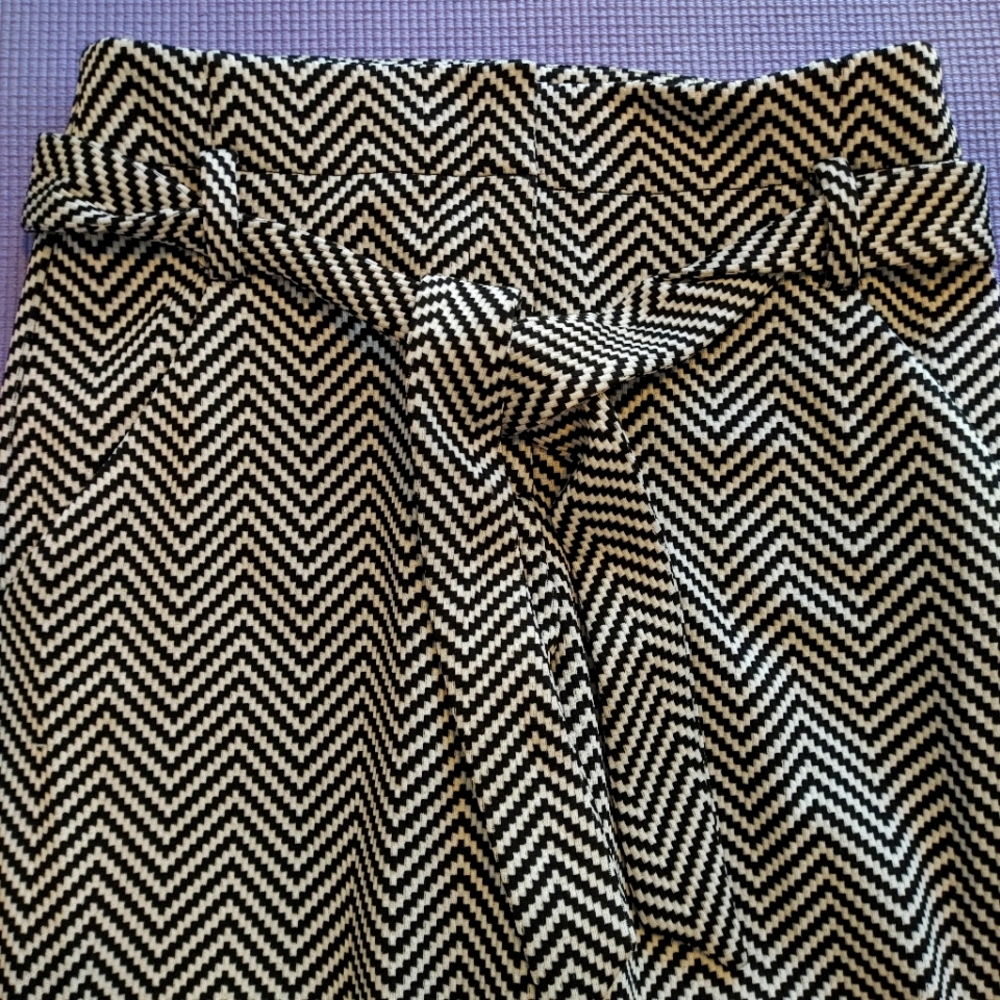 Black & white patterned paper bag style cropped dress pants, size 4